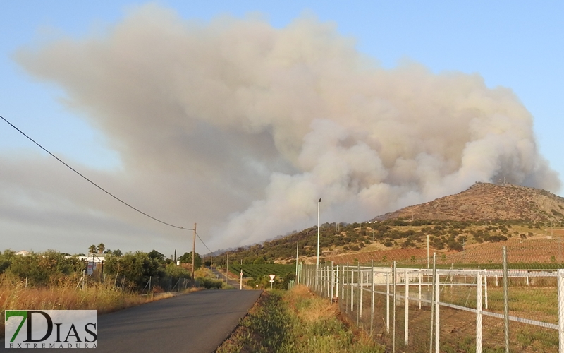 Fuera de control el incendio de Arroyo de San Serván