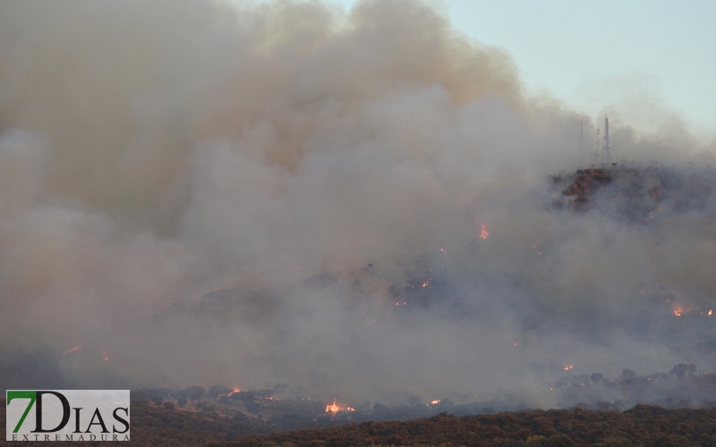 Fuera de control el incendio de Arroyo de San Serván