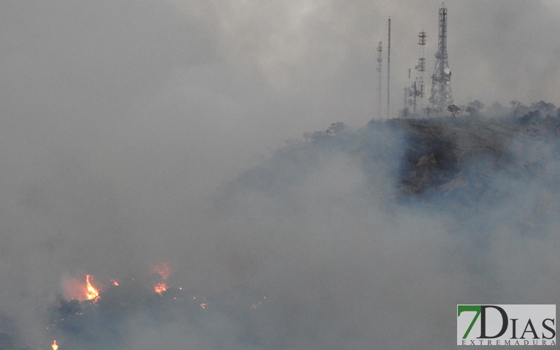 Fuera de control el incendio de Arroyo de San Serván