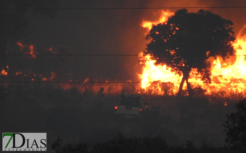 Fuera de control el incendio de Arroyo de San Serván