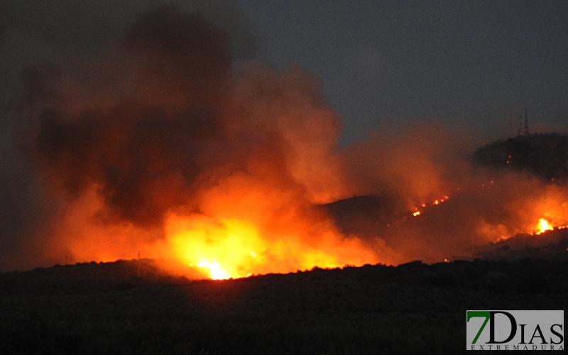 Fuera de control el incendio de Arroyo de San Serván