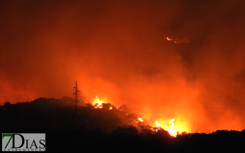 Fuera de control el incendio de Arroyo de San Serván