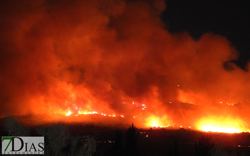 Fuera de control el incendio de Arroyo de San Serván