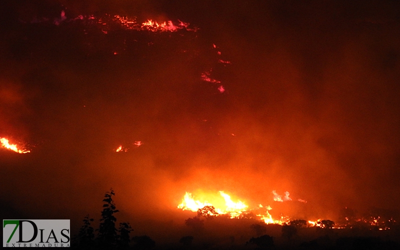 Fuera de control el incendio de Arroyo de San Serván