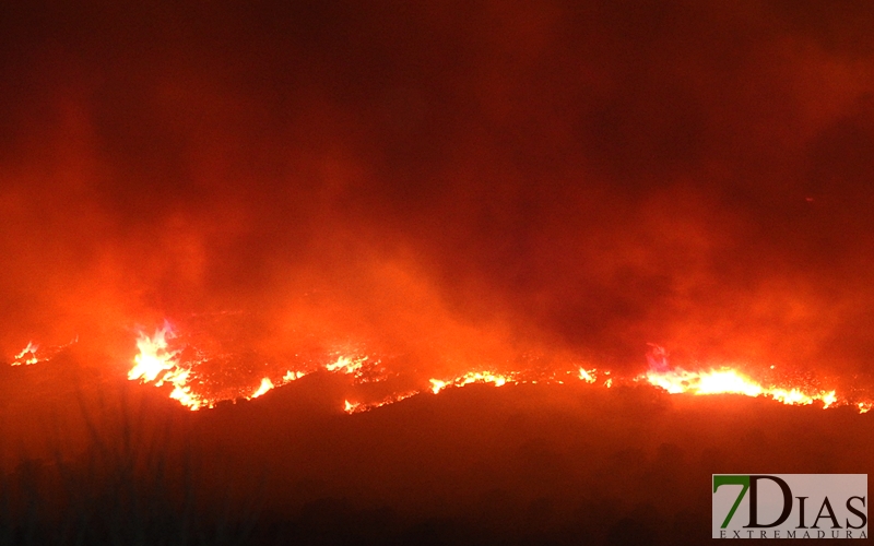 Fuera de control el incendio de Arroyo de San Serván