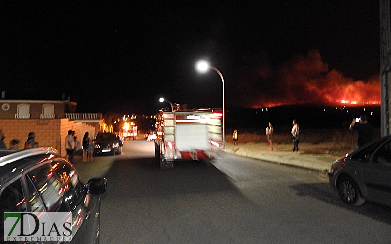 Fuera de control el incendio de Arroyo de San Serván