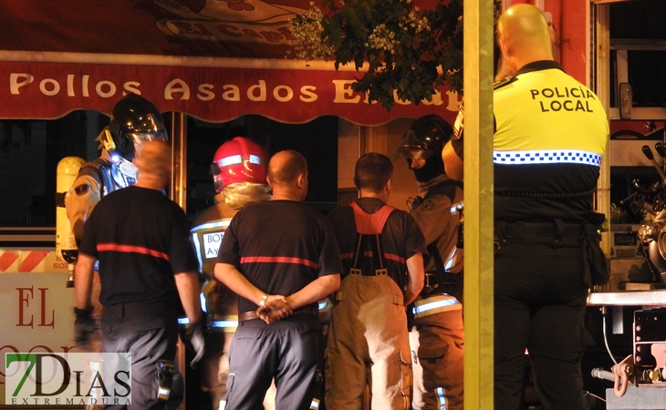 Incendio en una conocida pollería de la carretera de Sevilla (Badajoz)