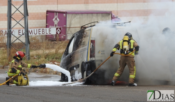 Sale ardiendo un vehículo en la Carretera de la Corte (Badajoz)