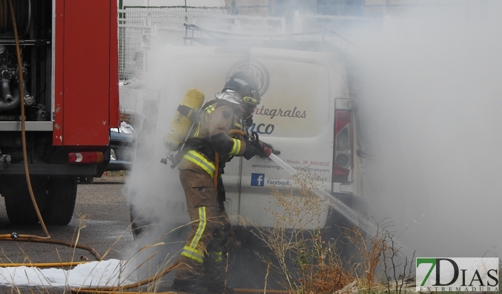 Sale ardiendo un vehículo en la Carretera de la Corte (Badajoz)