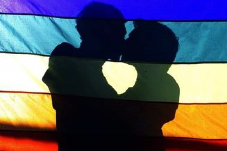 Besos en Villanueva de la Serena contra la agresión homófoba del domingo