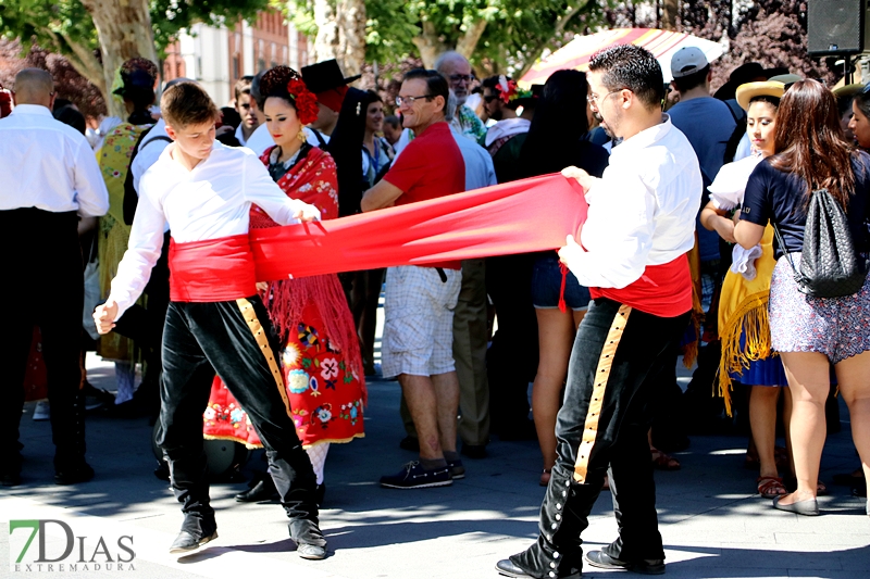 Los grupos de Folclore invitan a los ciudadanos a bailar con ellos en San Francisco