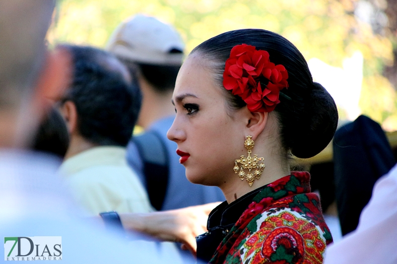 Los grupos de Folclore invitan a los ciudadanos a bailar con ellos en San Francisco