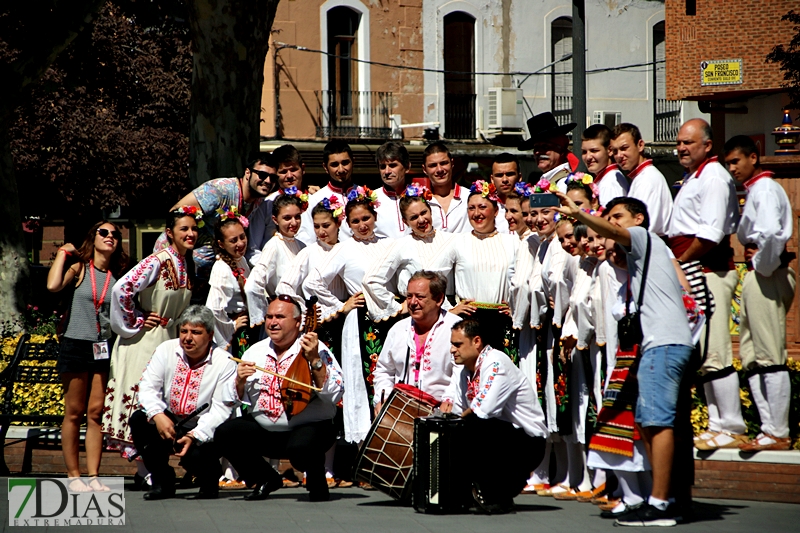 Los grupos de Folclore invitan a los ciudadanos a bailar con ellos en San Francisco