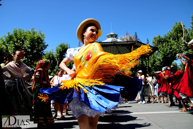 Los grupos de Folclore invitan a los ciudadanos a bailar con ellos en San Francisco