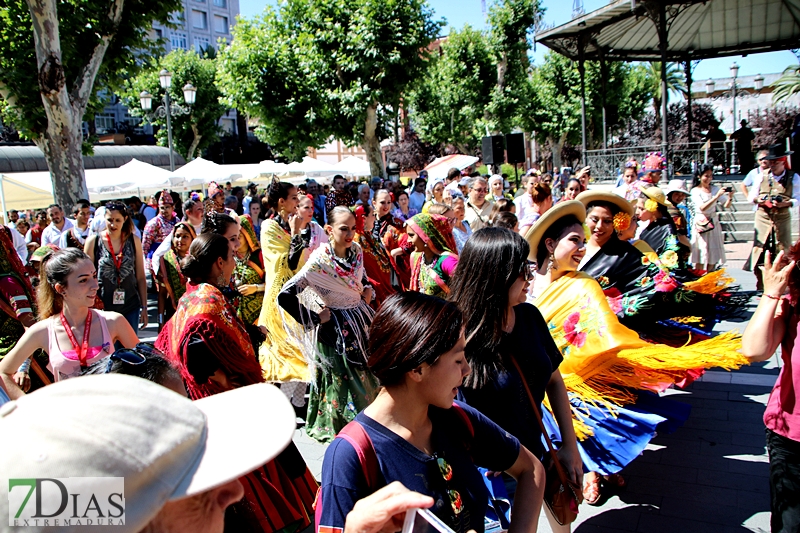 Los grupos de Folclore invitan a los ciudadanos a bailar con ellos en San Francisco