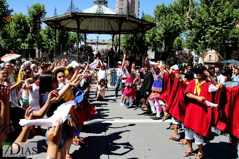 Los grupos de Folclore invitan a los ciudadanos a bailar con ellos en San Francisco