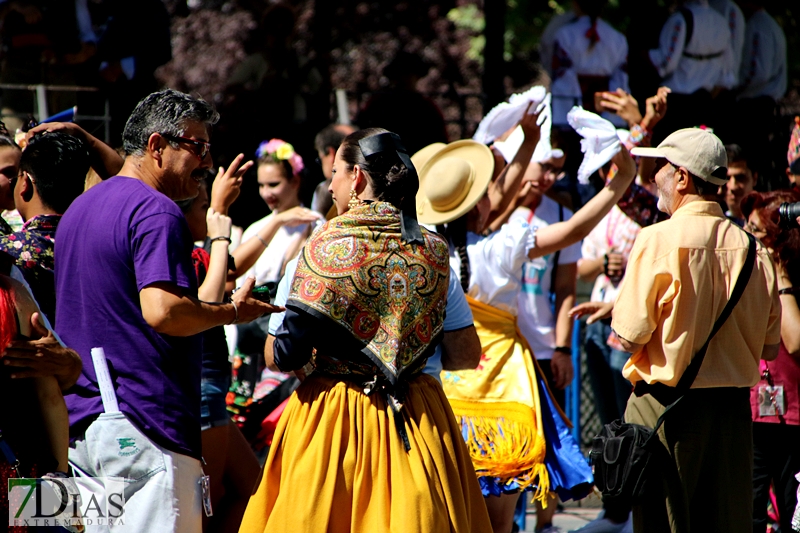 Los grupos de Folclore invitan a los ciudadanos a bailar con ellos en San Francisco