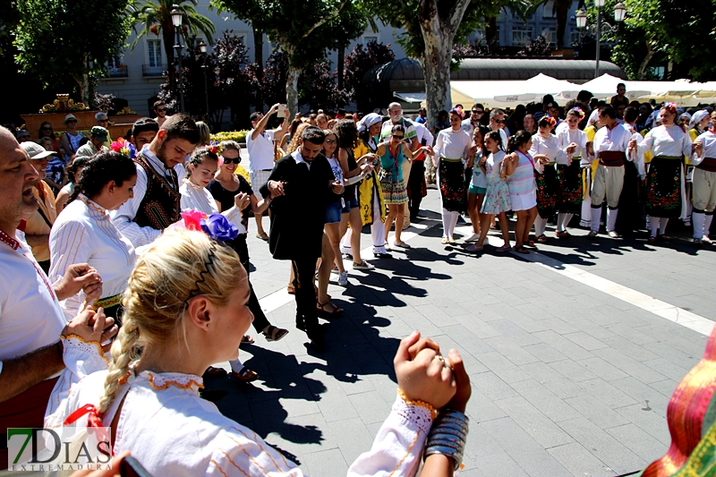 Los grupos de Folclore invitan a los ciudadanos a bailar con ellos en San Francisco