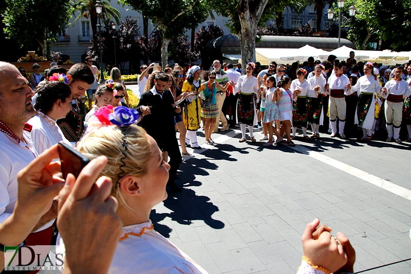 Los grupos de Folclore invitan a los ciudadanos a bailar con ellos en San Francisco