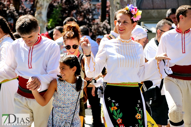 Los grupos de Folclore invitan a los ciudadanos a bailar con ellos en San Francisco