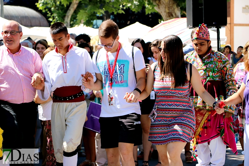 Los grupos de Folclore invitan a los ciudadanos a bailar con ellos en San Francisco