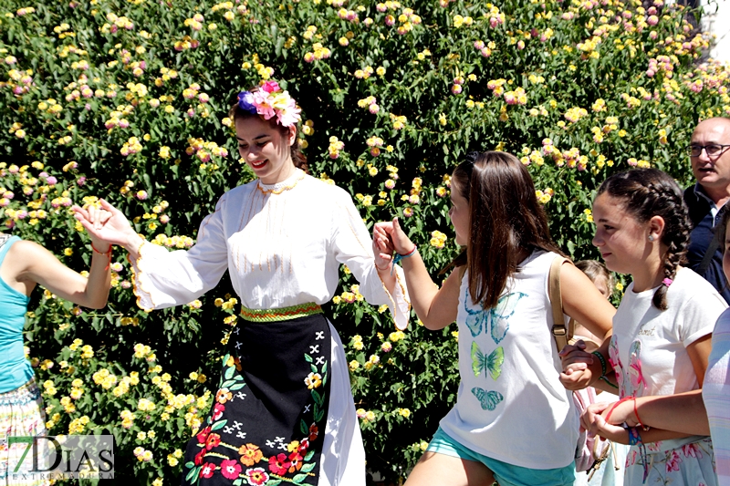 Los grupos de Folclore invitan a los ciudadanos a bailar con ellos en San Francisco