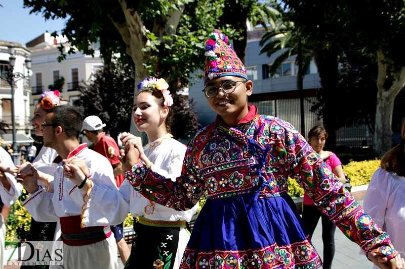 Los grupos de Folclore invitan a los ciudadanos a bailar con ellos en San Francisco