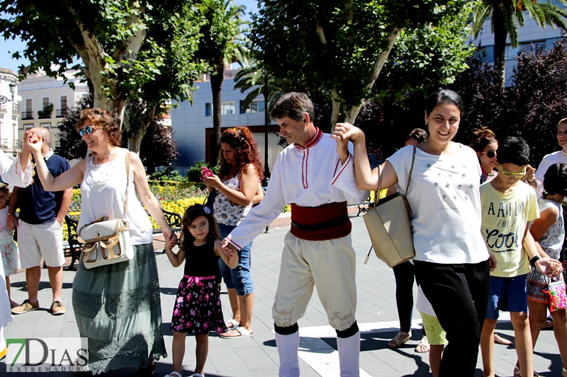 Los grupos de Folclore invitan a los ciudadanos a bailar con ellos en San Francisco