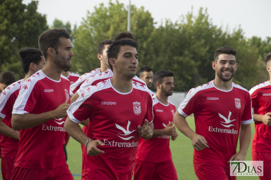 Imágenes del 1º entrenamiento del CD Badajoz de la temporada