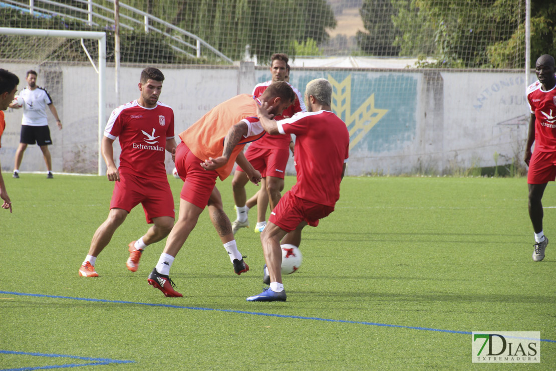 Imágenes del 1º entrenamiento del CD Badajoz de la temporada