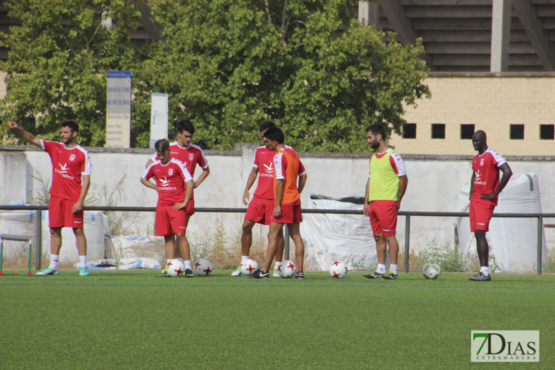 Imágenes del 1º entrenamiento del CD Badajoz de la temporada