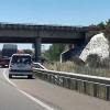 Vuelca un camión bajo el puente del tramo Badajoz-Gévora