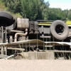 Vuelca un camión bajo el puente del tramo Badajoz-Gévora