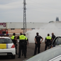 Sale ardiendo un vehículo en la Carretera de la Corte (Badajoz)