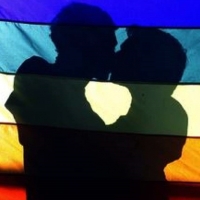 Besos en Villanueva de la Serena contra la agresión homófoba del domingo