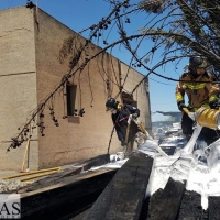 Varios bomberos atendidos tras apagar un incendio en oficinas de Caya