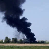 Salen ardiendo varios vehículos tras un incendio de pastos