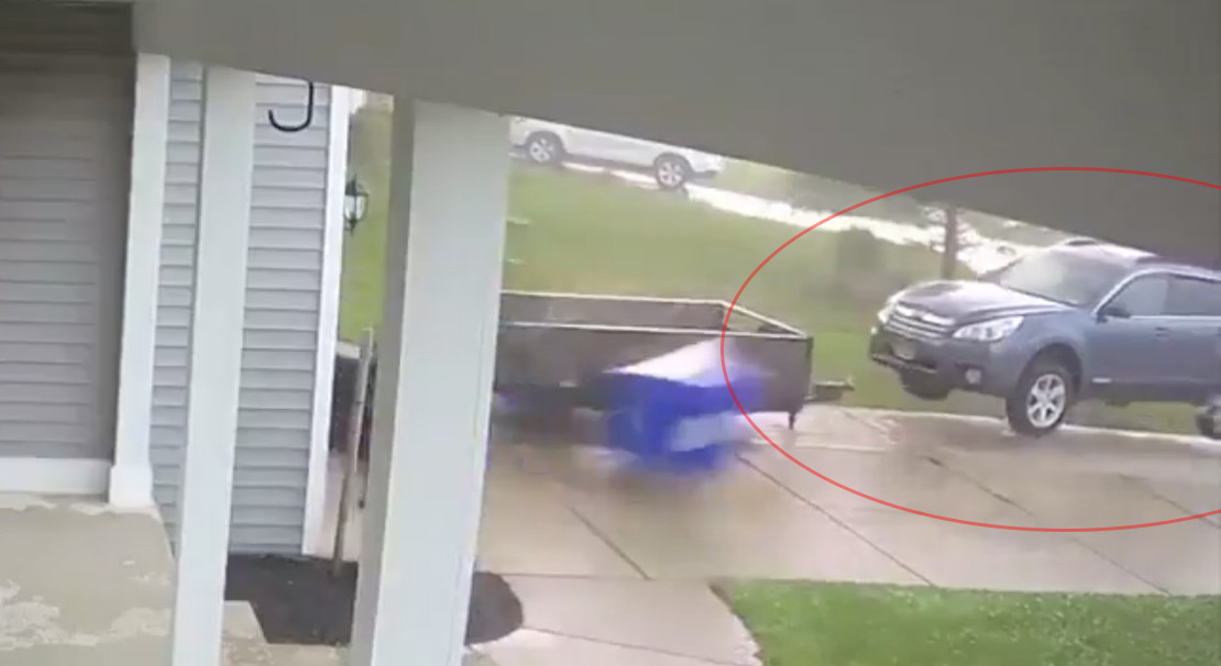 El momento en que un tornado levanta este coche en Estados Unidos