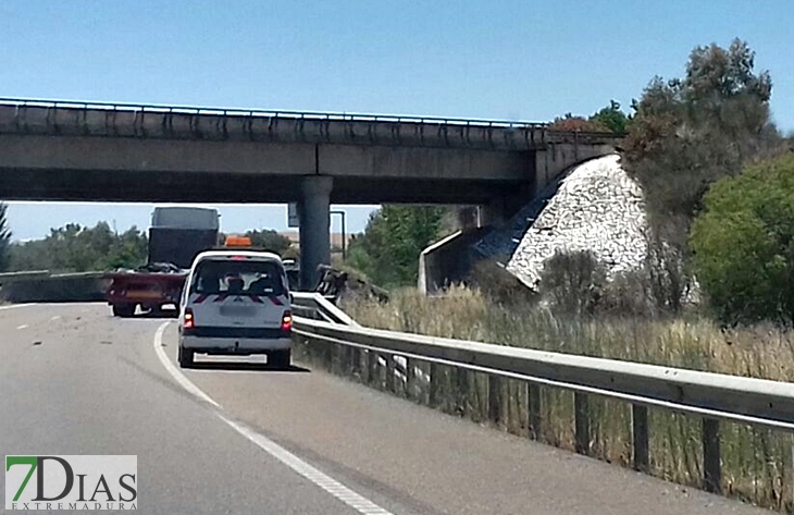 Vuelca un camión bajo el puente del tramo Badajoz-Gévora