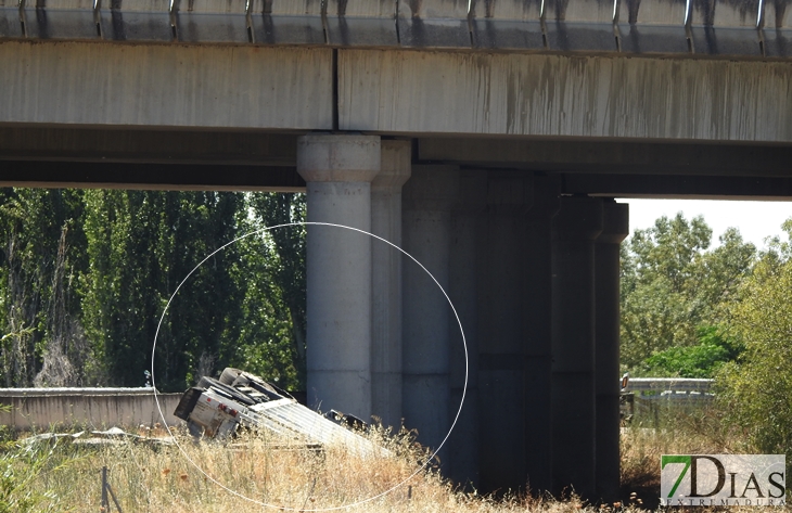 Vuelca un camión bajo el puente del tramo Badajoz-Gévora