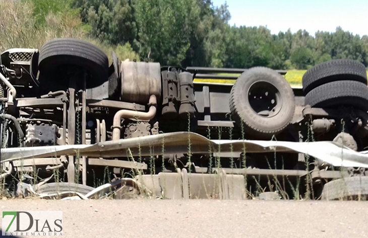 Vuelca un camión bajo el puente del tramo Badajoz-Gévora