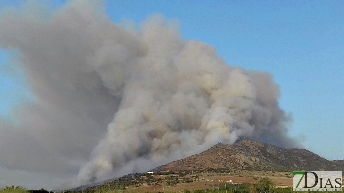 Espeluznante incendio en la Sierra de Arroyo de San Serván