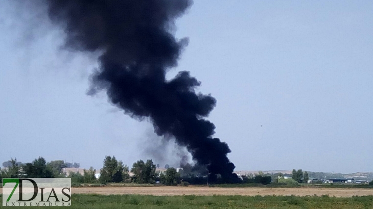 Salen ardiendo varios vehículos tras un incendio de pastos