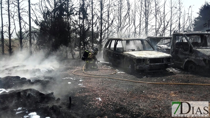 Salen ardiendo varios vehículos tras un incendio de pastos