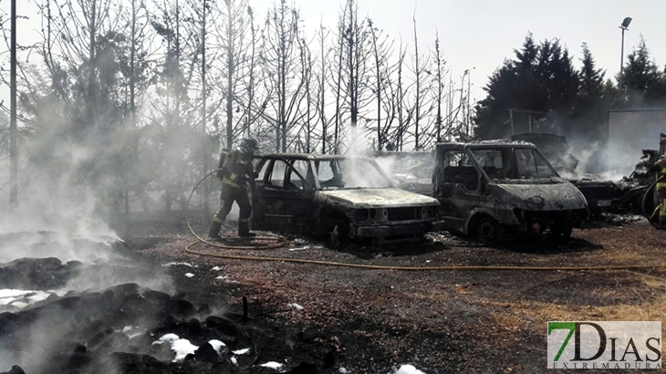 Salen ardiendo varios vehículos tras un incendio de pastos