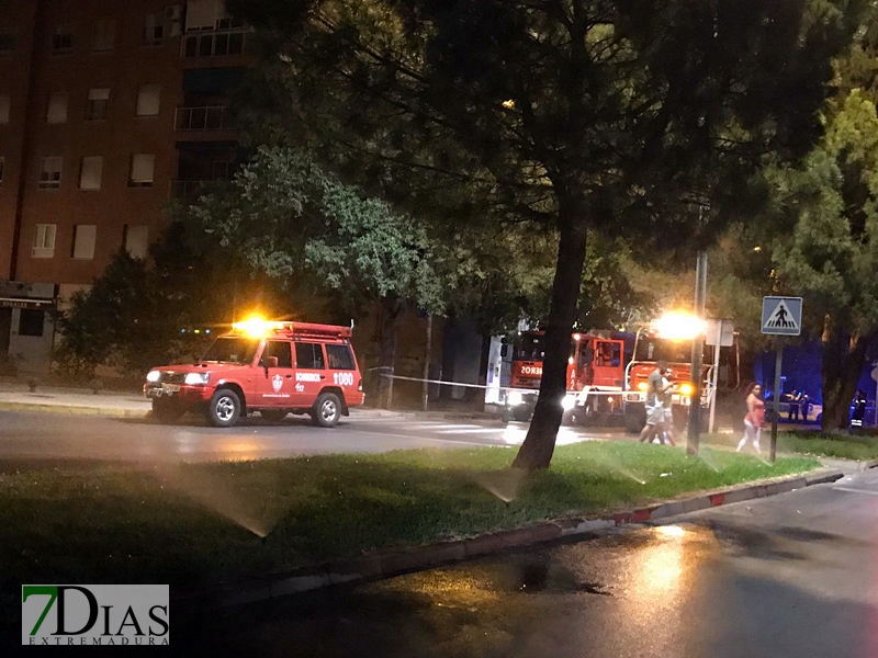 Un incendio de gran magnitud daña 24 turismos en un garaje de Badajoz