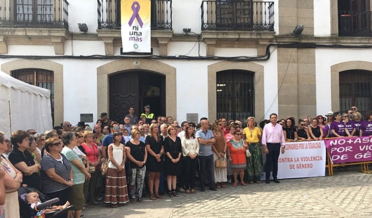 Minuto de silencio para condenar el asesinato de Sofía Tato