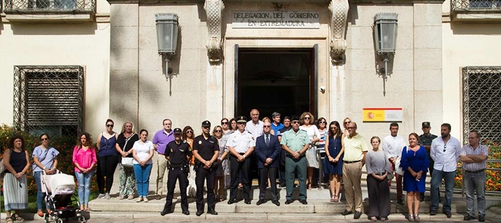 Extremadura guarda un minuto de silencio por el asesinato machista de Arroyo de la Luz