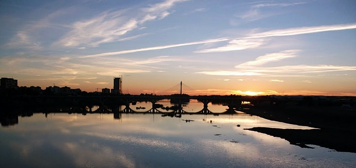 Los pacenses continúan disfrutando de los atardeceres en el Guadiana