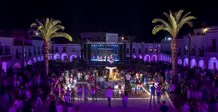 5000 personas inauguran la nueva Plaza de España de Herrera del Duque (Badajoz)